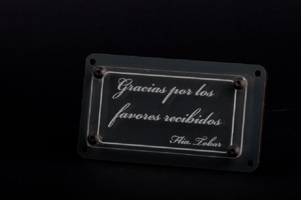 Cartel de acrílico grabado
